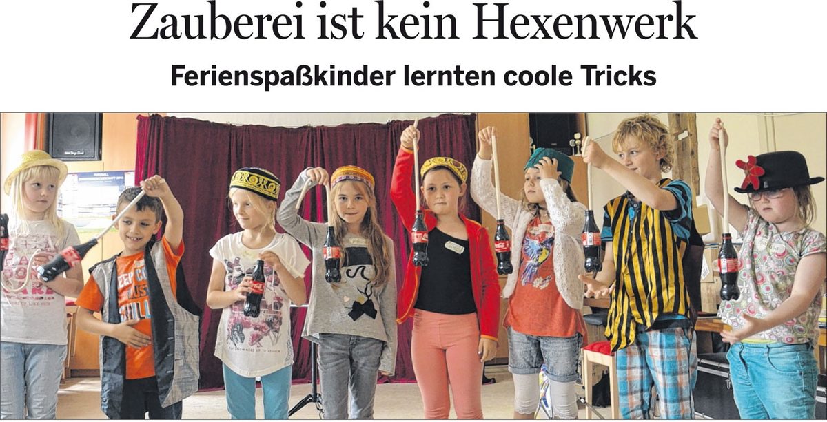 Zeitungsausschnitt „Zauberei ist kein Hexenwerk“ mit Kindern beim Flaschentrick.